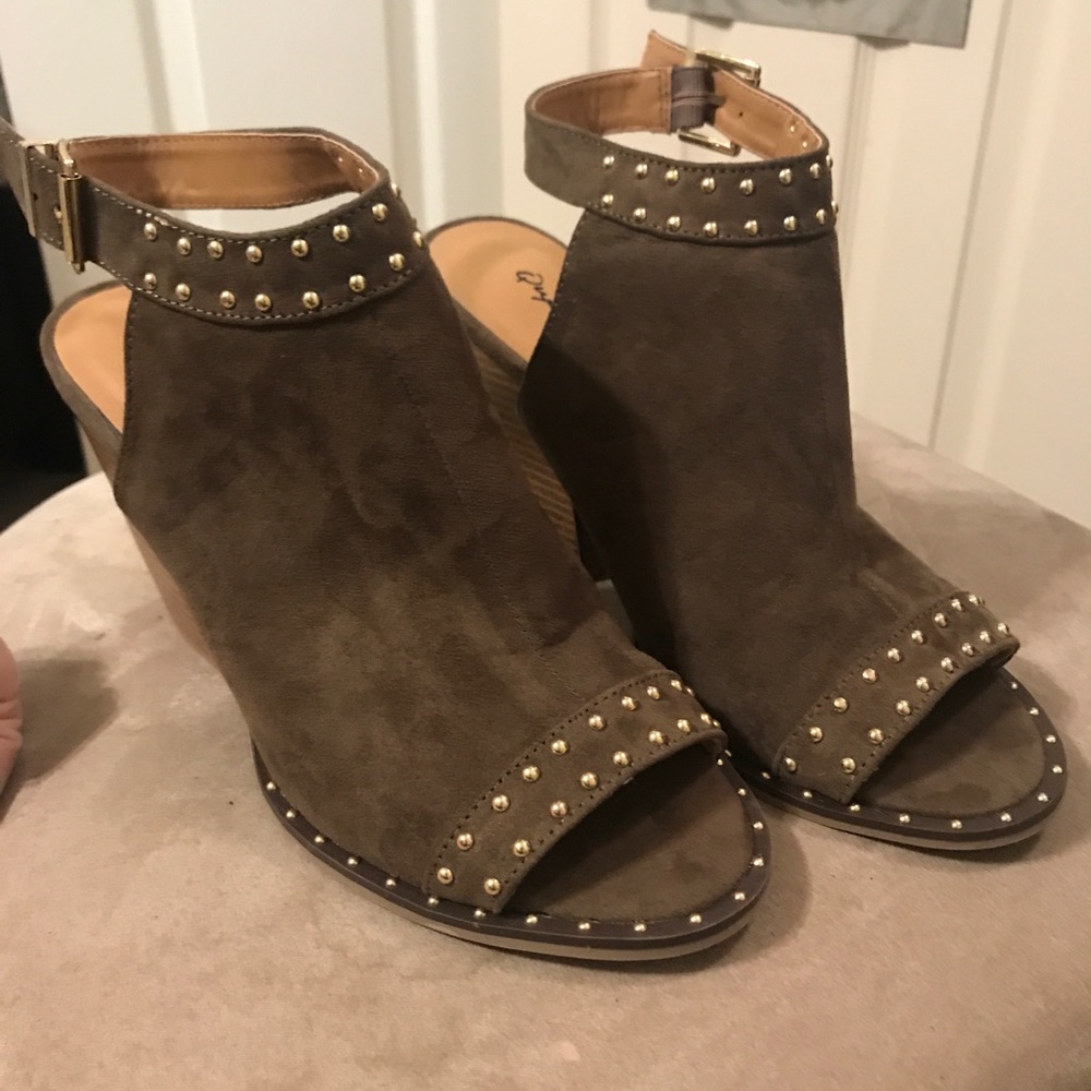 Studded army green pee toe heels